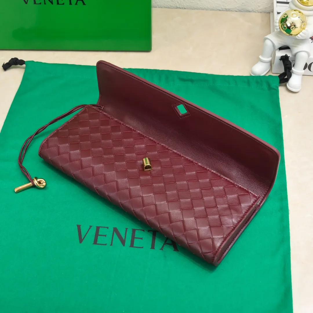 The batch of 1360 BV Andiamo evening handbags has been heavily planted again~ The designer aesthetics in the era of economic downturn are back. I fall in love with it at first sight and can't put it down. It's so beautiful and full of aura. The shape and texture are very competitive. It's light in weight and has sufficient capacity. It's a must-have for fashionistas. It's suitable for many occasions, minimalist, high-end and light luxury. Model No.: 741511 Size: 31*13*3cm
